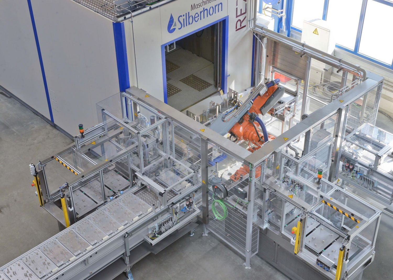 Reinigungsanlage mit integriertem Roboter