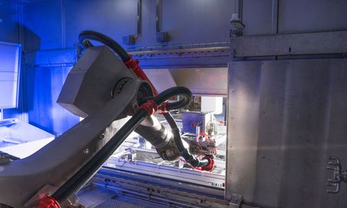 Reinigungsanlage mit integriertem Roboter